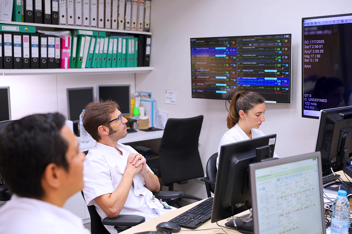 Imagen de una persona en los laboratorios del Máster Enfermo Crítico y Emergencias.